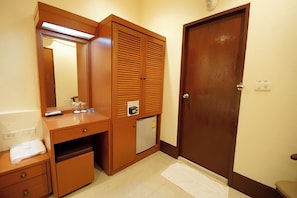 Phòng đôi Tiêu chuẩn, không cửa sổ | Két bảo mật tại phòng, bàn, khu vực làm việc phù hợp cho laptop