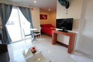 Superior Room Front | In-room safe, desk, laptop workspace, blackout curtains - Walking Street Guest House (Pattaya)