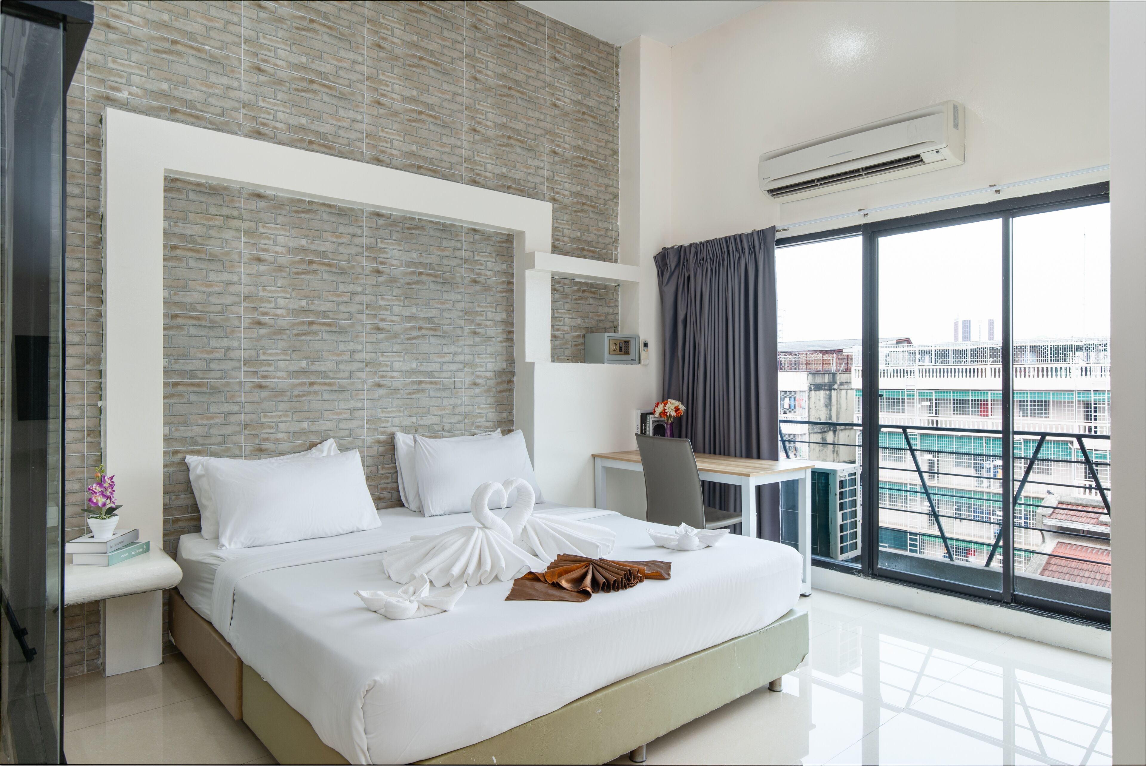 deluxe | desk, free wifi, bed sheets