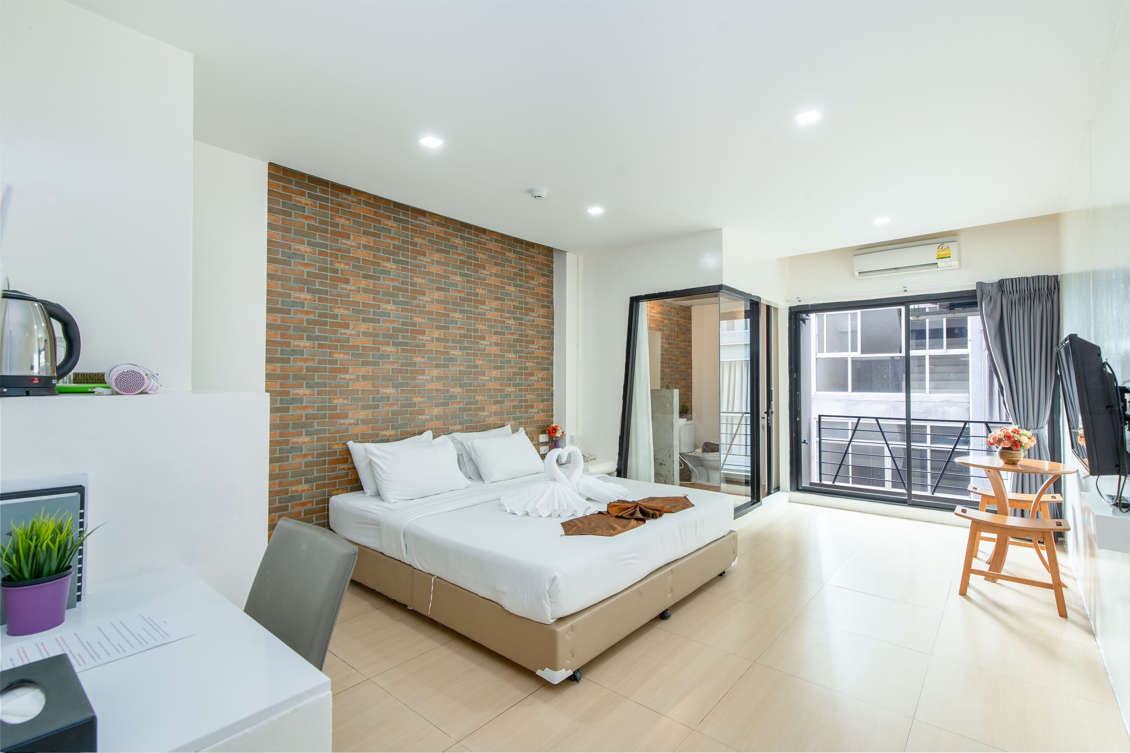 superior | desk, free wifi, bed sheets