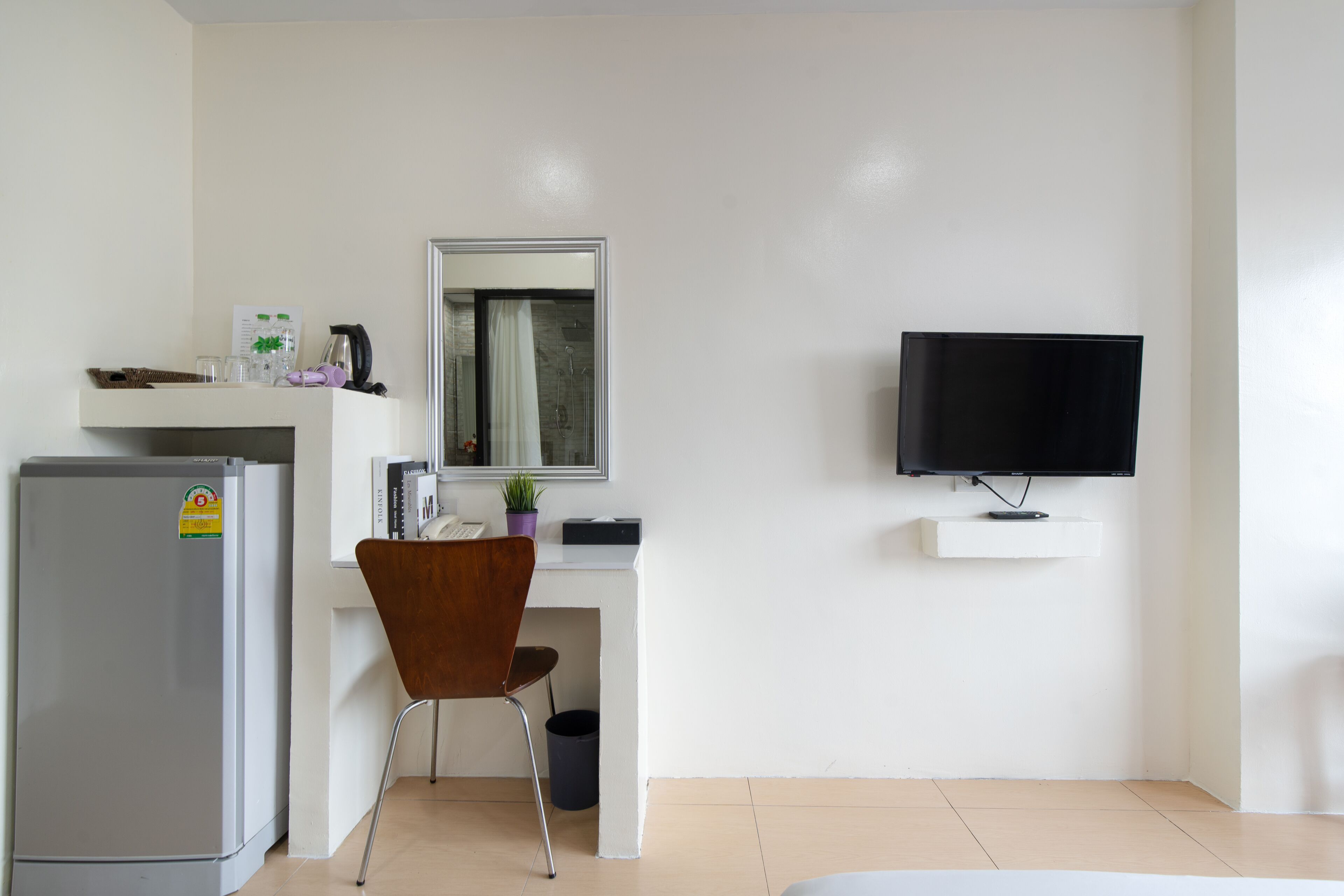 superior | desk, free wifi, bed sheets