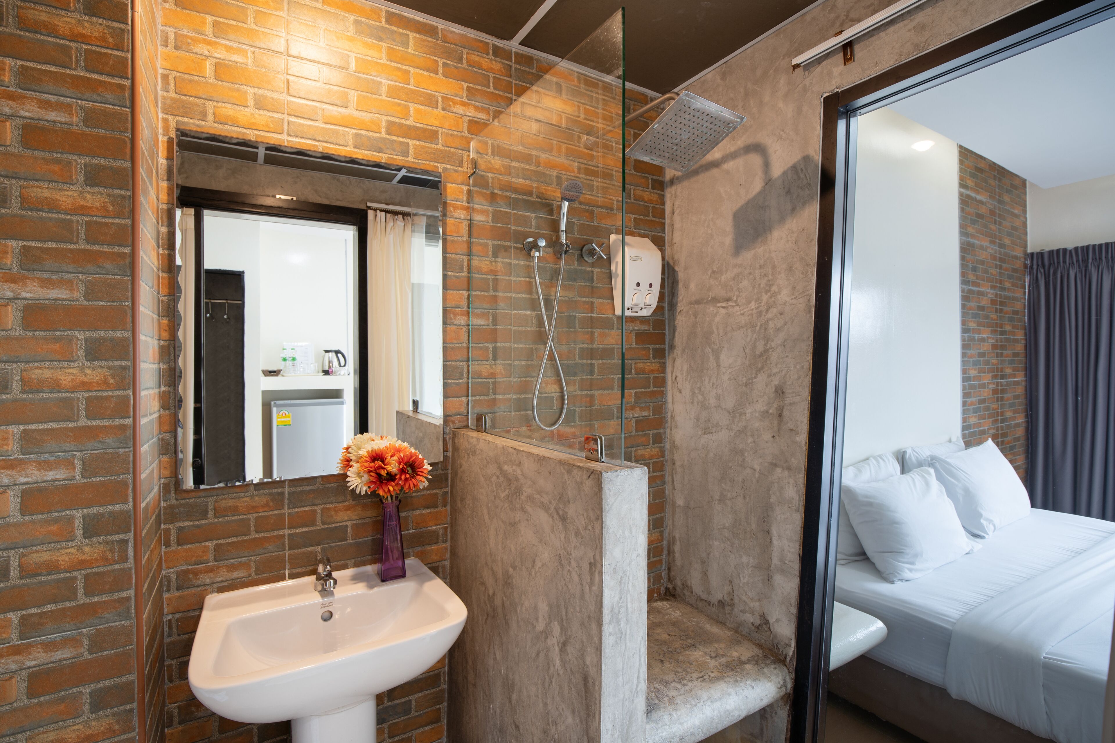 superior | desk, free wifi, bed sheets