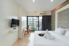 Superior | デスク、WiFi (無料)、ベッドシーツ