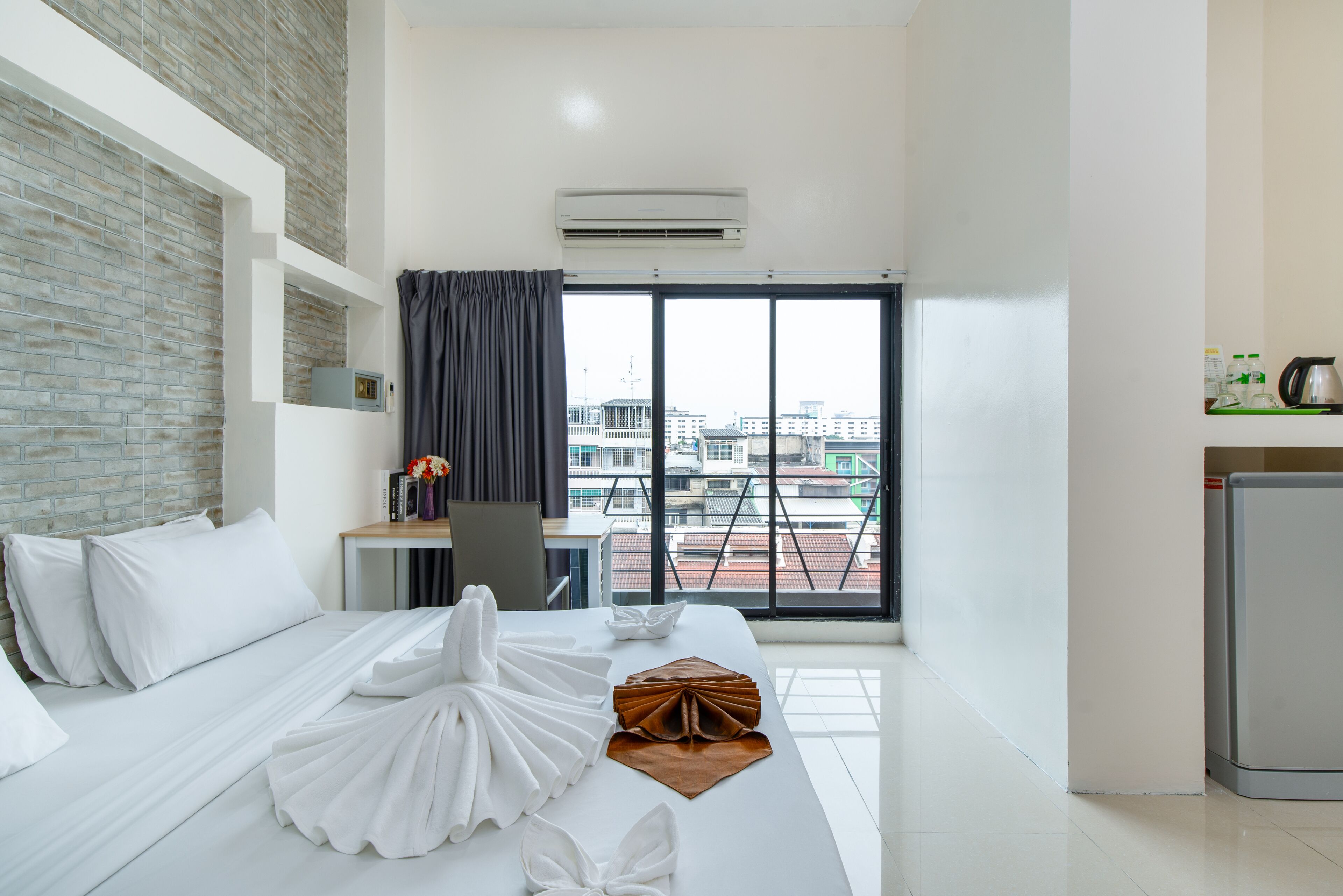 deluxe | desk, free wifi, bed sheets