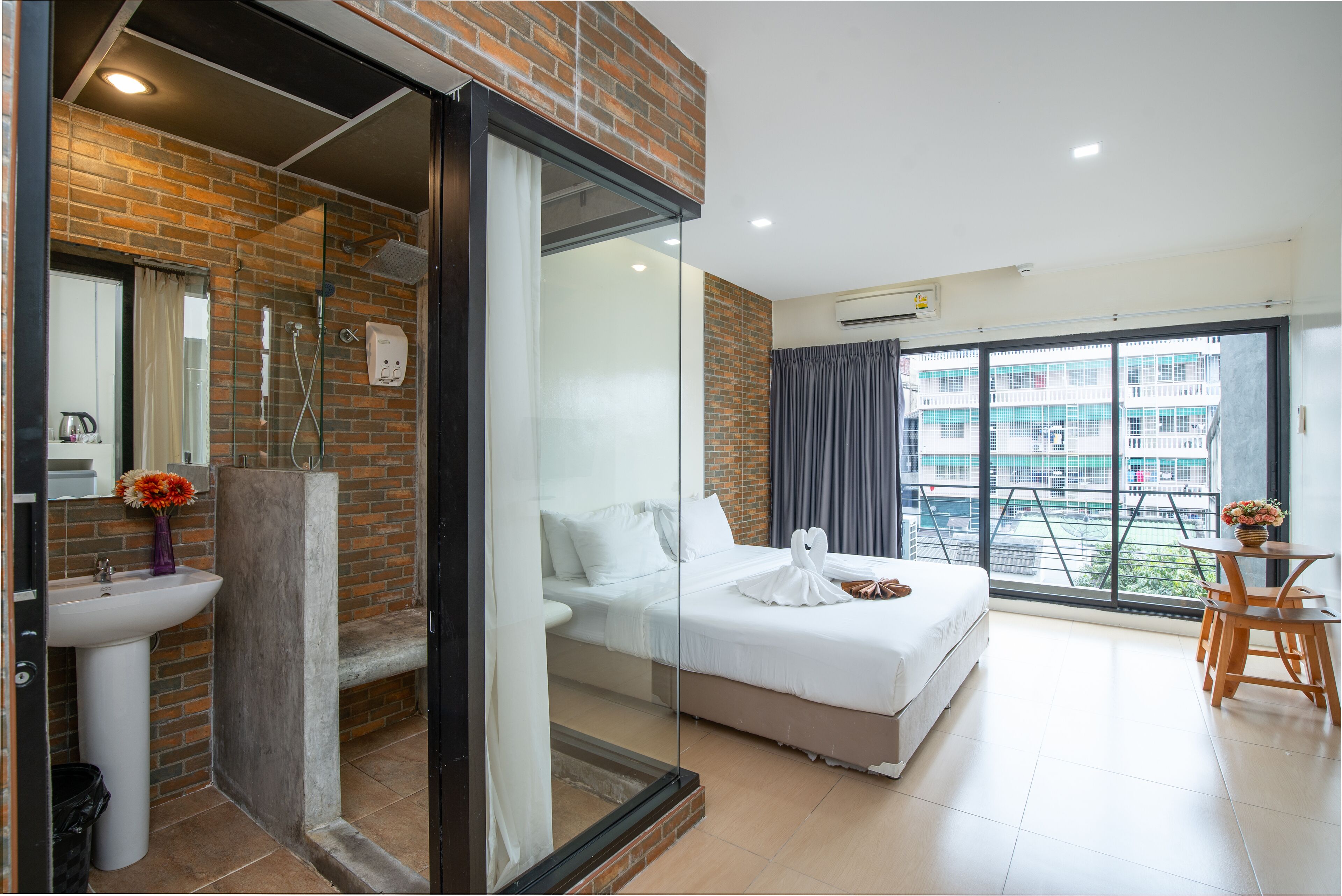 superior | desk, free wifi, bed sheets