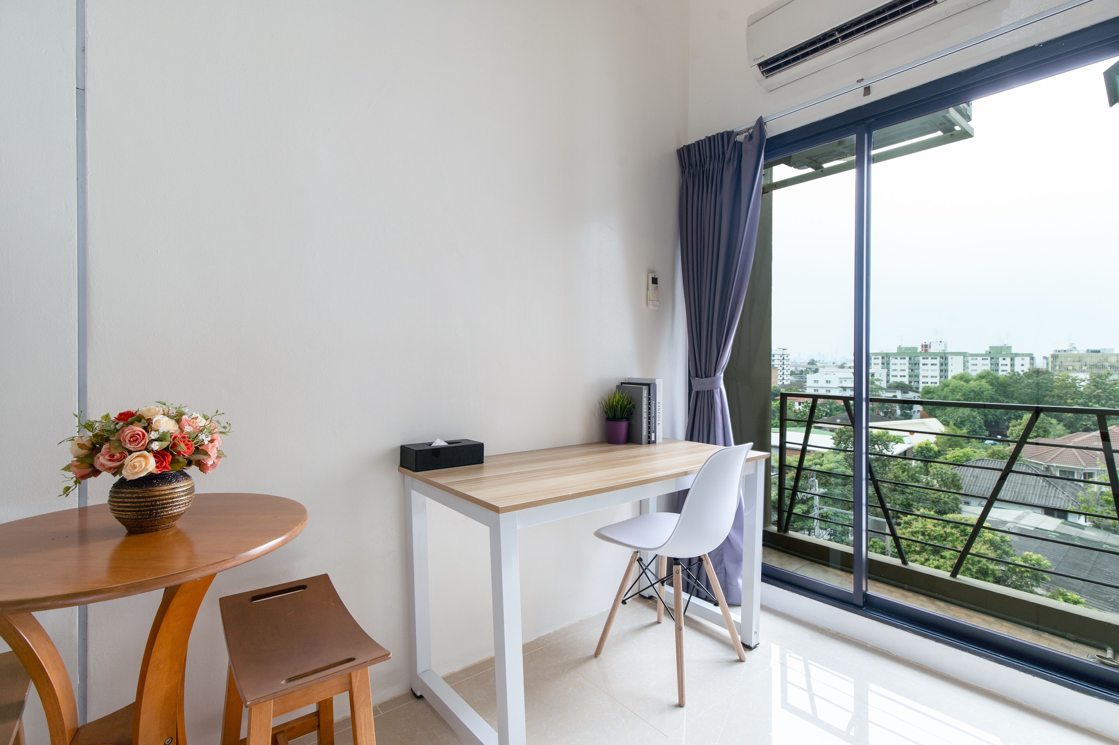 relax | desk, free wifi, bed sheets