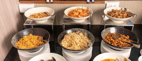 Desayuno buffet (TWD 385 por persona)
