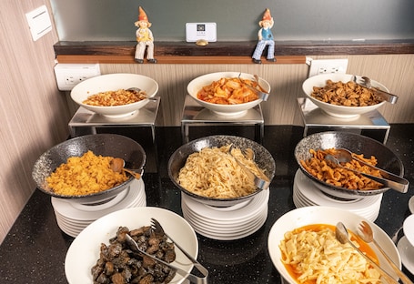 Desayuno buffet (TWD 385 por persona)
