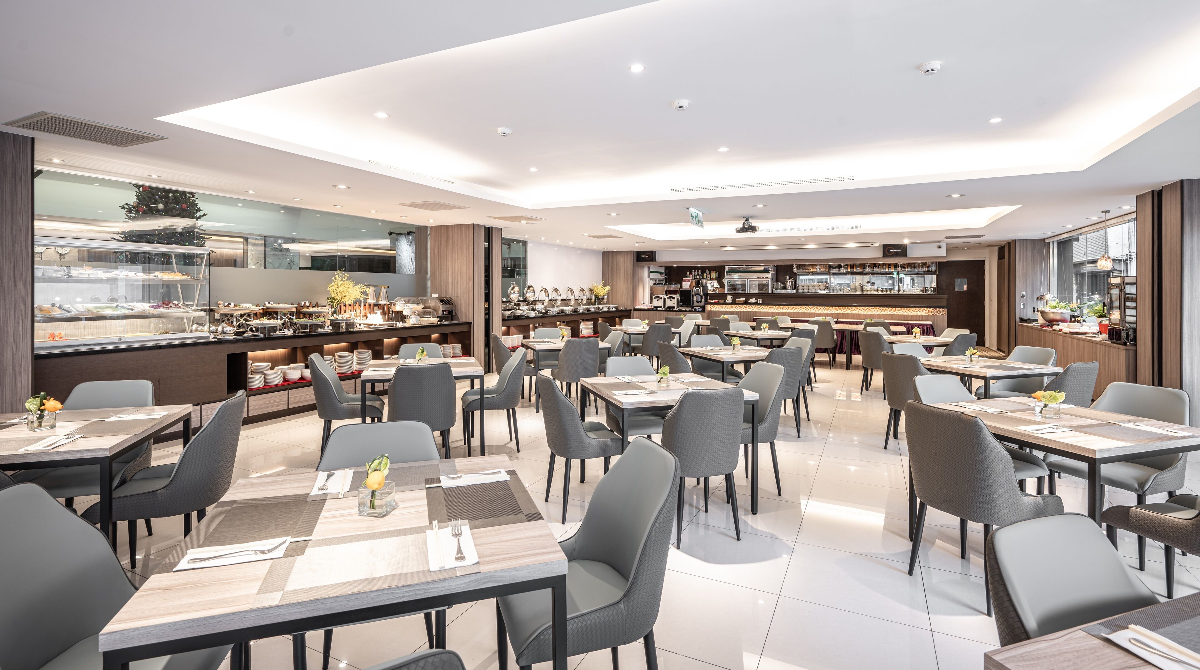 Daily buffet breakfast (TWD 385 per person)