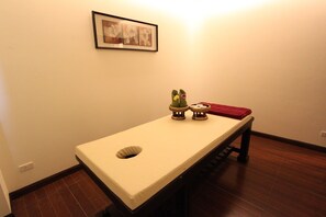 Thai massages, body scrubs, facials, 2 treatment rooms - S Tara Grand Hotel (Surat Thani)