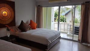Un dormitorio con cama, mesita de noche, decoración en la pared y vistas al exterior.