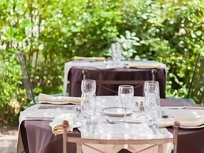Outdoor dining - Le Relais Sarrasin (Vezenobres)