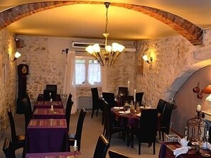 Breakfast, lunch, dinner served; French cuisine