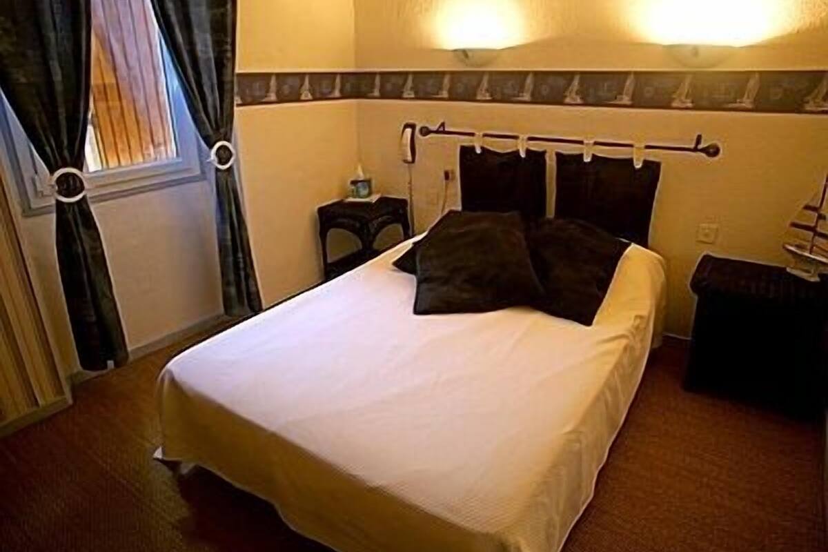 Standard-Doppelzimmer, 1 Schlafzimmer, eigenes Bad | Individuell dekoriert, Schreibtisch, kostenloses WLAN