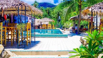 Piscine extérieure, parasols de plage, chaises longues