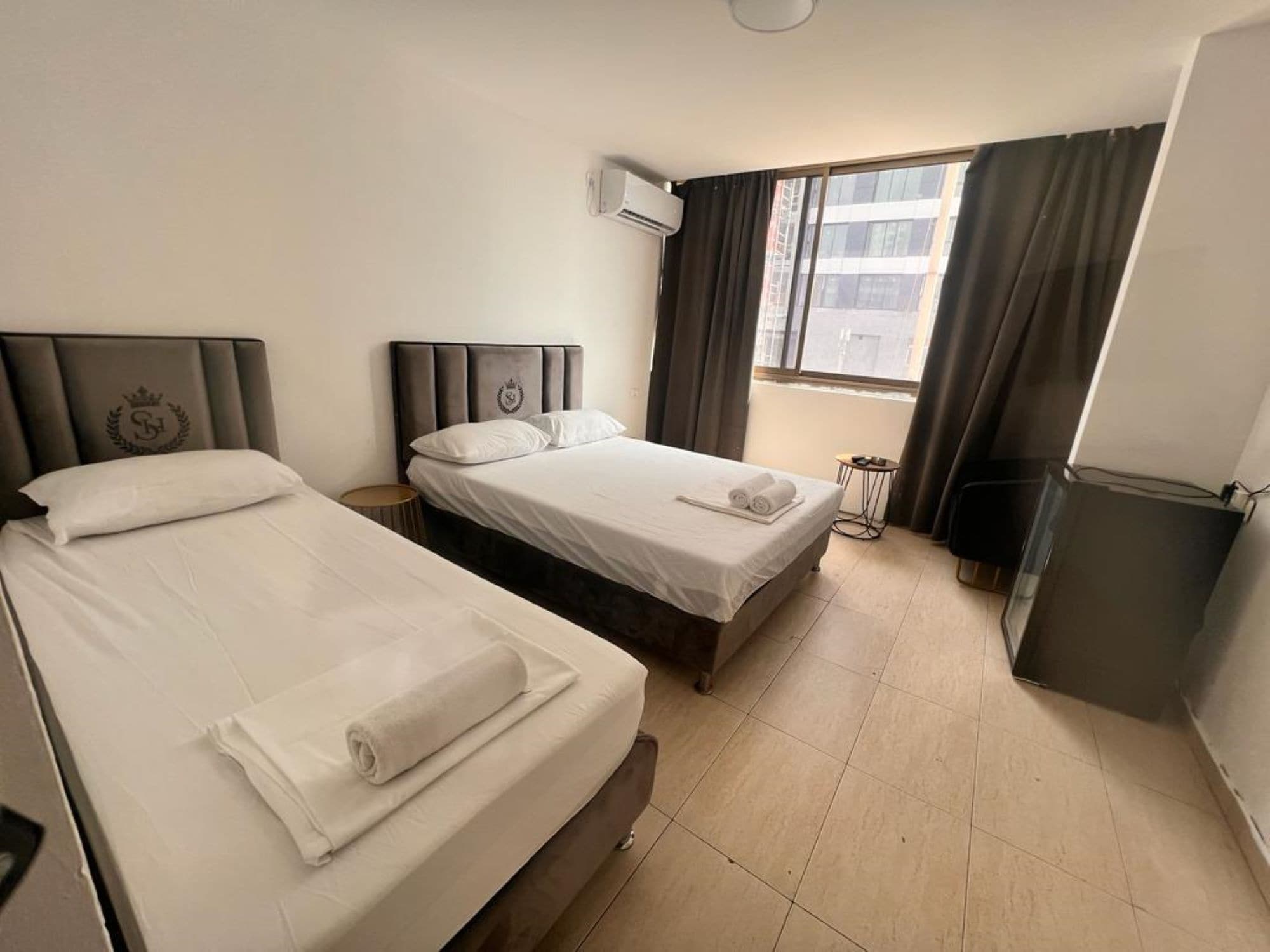 Een kluis op de kamer, een bureau, verduisterende gordijnen