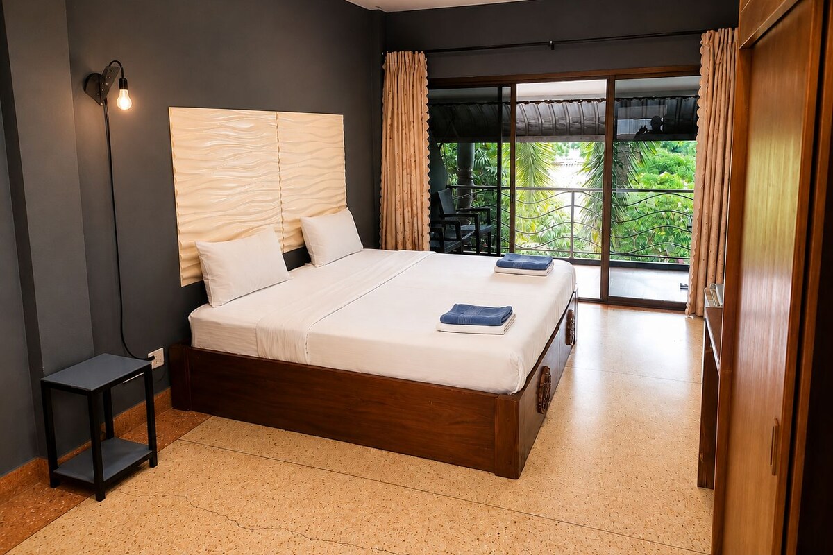 Standard Room, 1 King Bed, Balcony, Pool View | In-room safe, blackout drapes, WiFi (free), individually furnished
