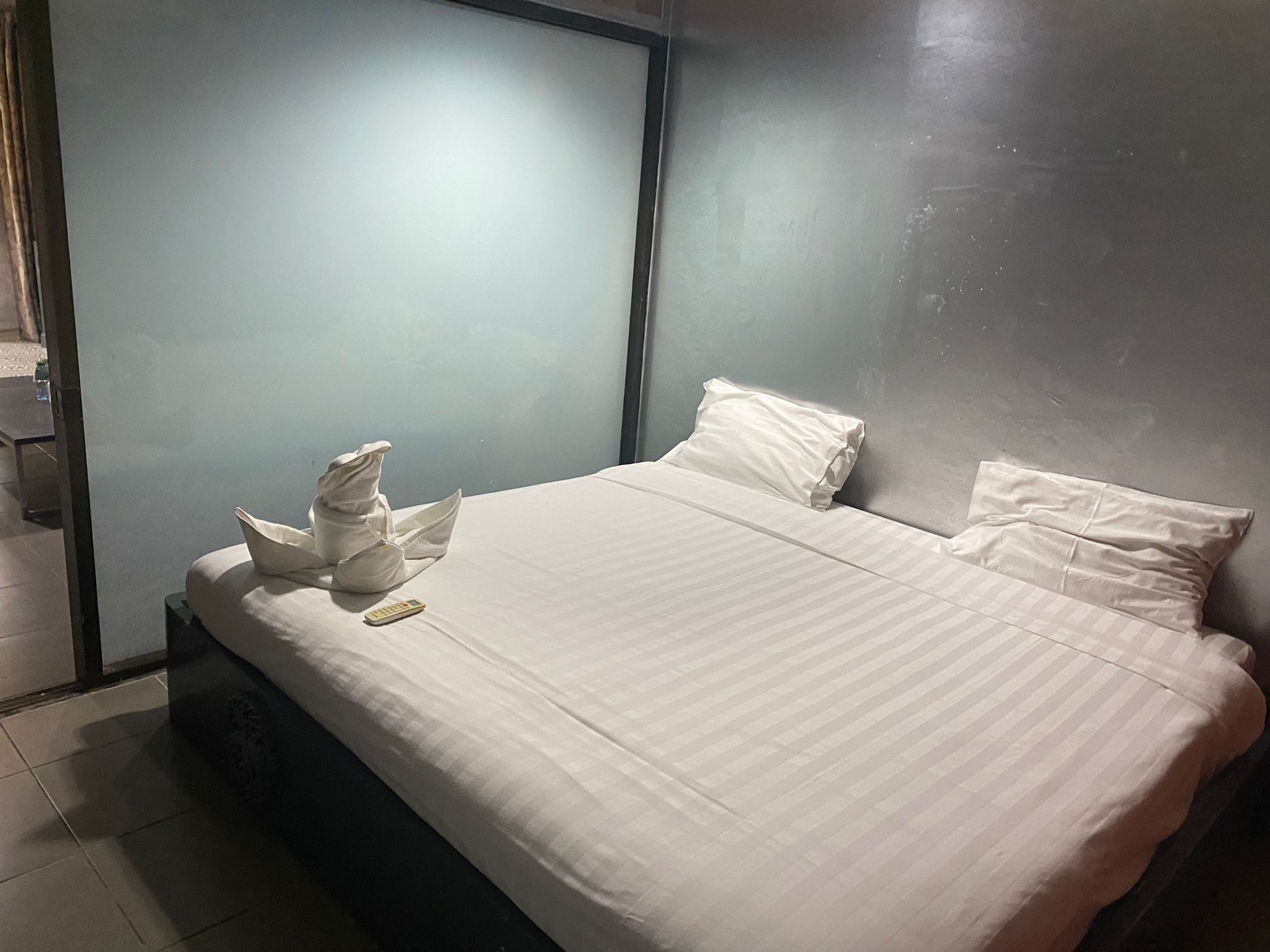 Dobbeltrom – familie | Safe på rommet, individuelt innredet og blendingsgardiner