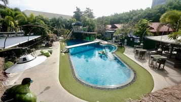 Utendørsbasseng og solsenger