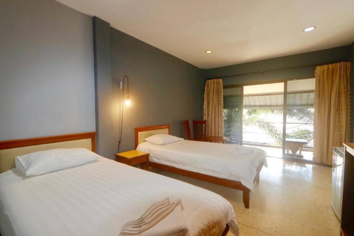 Dobbelt- eller tomannsrom – familie | Safe på rommet, individuelt innredet og blendingsgardiner