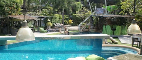 Piscine extérieure, chaises longues