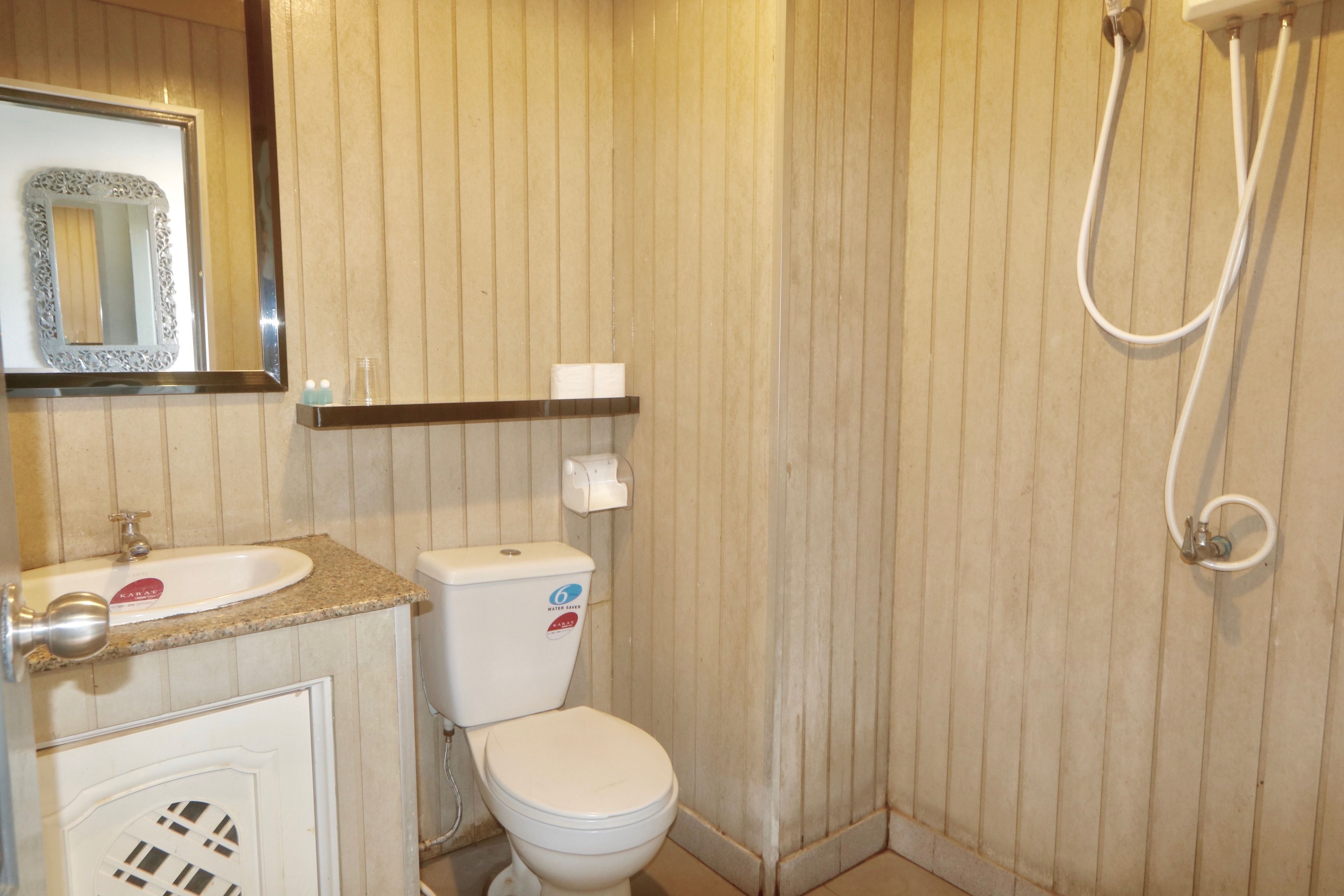 Un bagno con toilette, lavandino e doccia.