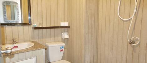 Un bagno con toilette, lavandino e doccia.