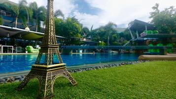 Utendørsbasseng og solsenger