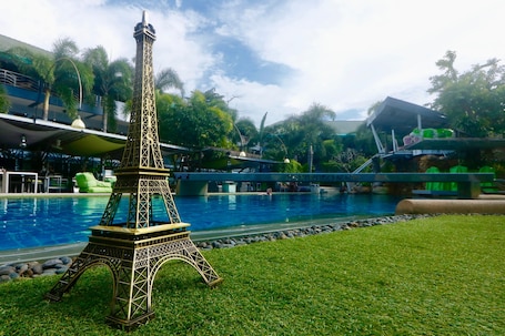 Piscina externa, funciona das 9h às 18h, espreguiçadeiras. Momento Resort