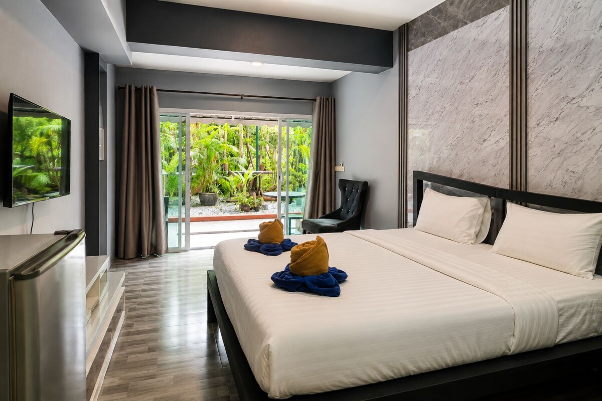 Elite Double Room, 1 King Bed, Pool Access, Poolside | In-room safe, blackout drapes, WiFi (free), individually furnished