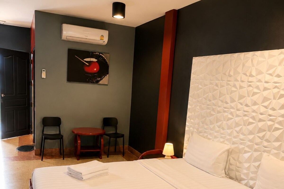 Comfort Room, 1 King Bed, Balcony, Park View | In-room safe, blackout drapes, WiFi (free), individually furnished