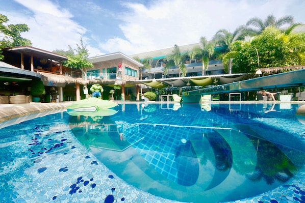 Outdoor pool, open 9 AM to 6:00 PM, pool loungers