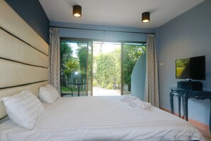 Standard Room, 1 Katil Raja (King), Garden View, Ground Floor | Peti besi dalam bilik, dilengkapkan perabot secara berasingan 