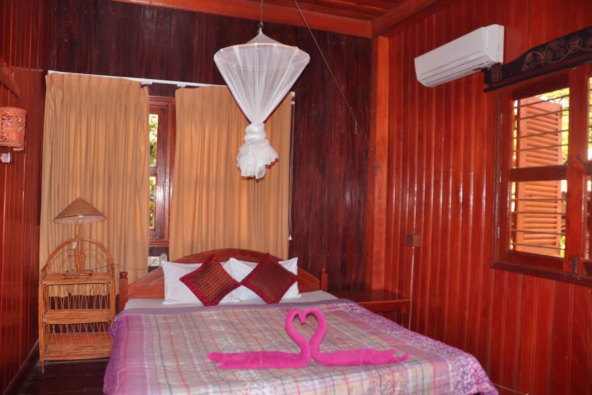 Standard Double Room | In-room safe, desk, rollaway beds (surcharge), WiFi (free)