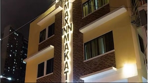 Un edifici amb un rètol que diu "AMAXN MAKAT" il·luminat de nit.