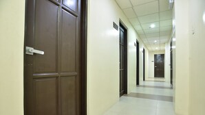 Passadís amb portes numerades 307 i 310, que donen a les habitacions.