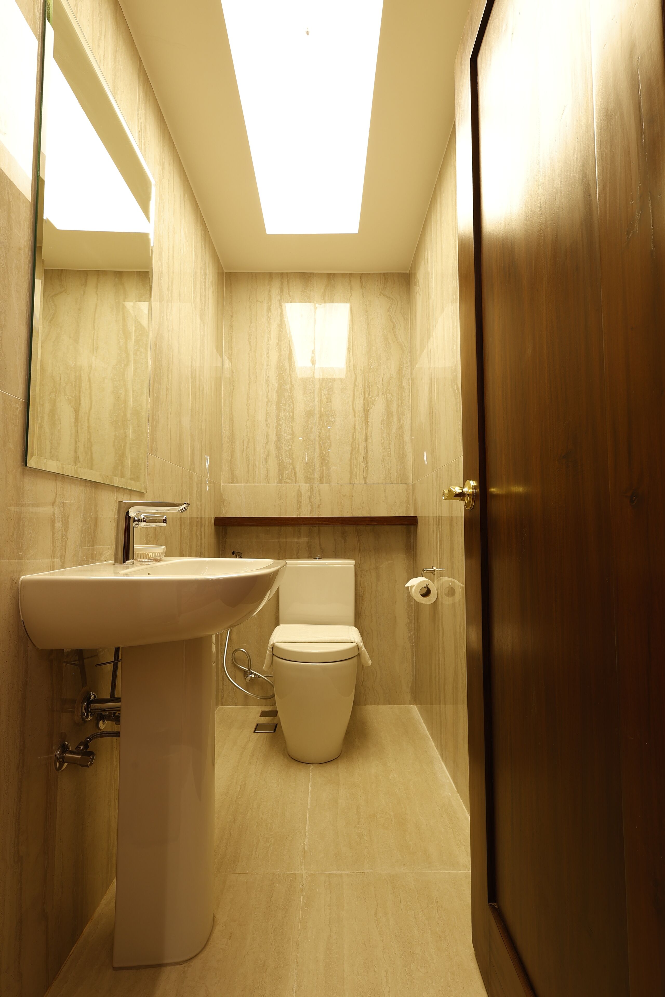Ein modernes Badezimmer mit Oberlicht, Waschbecken und Toilette.