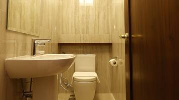 Ein modernes Badezimmer mit Oberlicht, Waschbecken und Toilette.