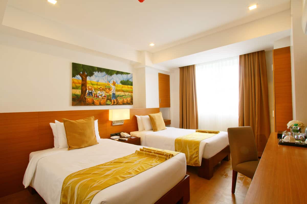 Superior Queen Room | 1 bedroom, minibar, in-room safe, desk