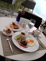 Café da manhã diário mediante uma taxa