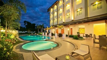 Outdoor pool, pool umbrellas, sun loungers