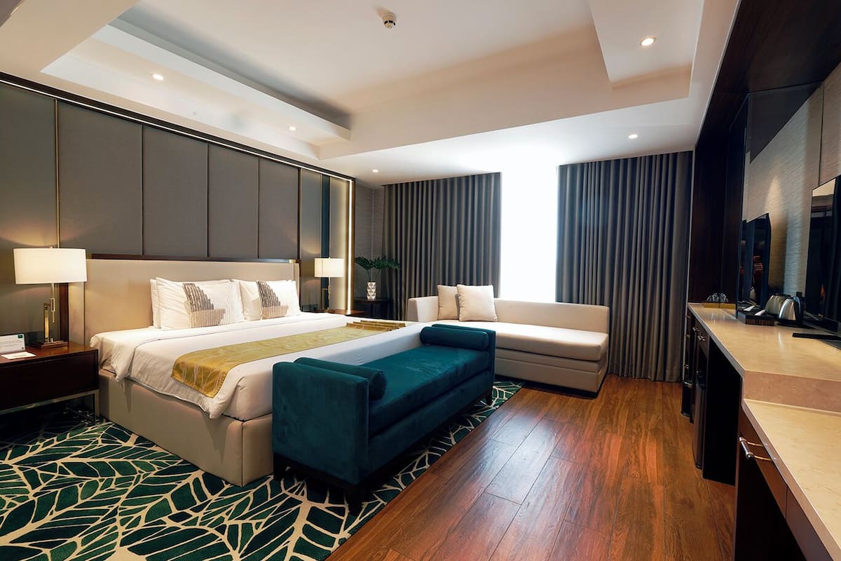 executive suite | 1 bedroom, minibar, in-room safe, desk
