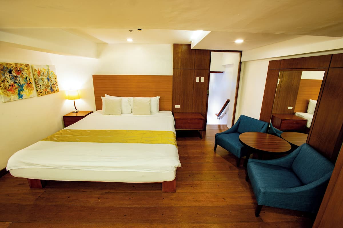 Loft suite 2 | Minibar, in-room safe, desk, laptop workspace
