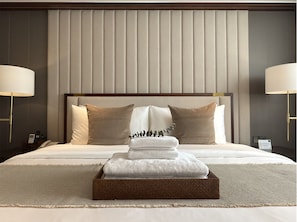 Harvest Suite | Minibar, in-room safe, desk, iron/ironing board