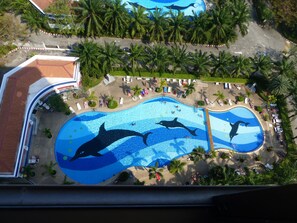 Piscina externa, espreguiçadeiras