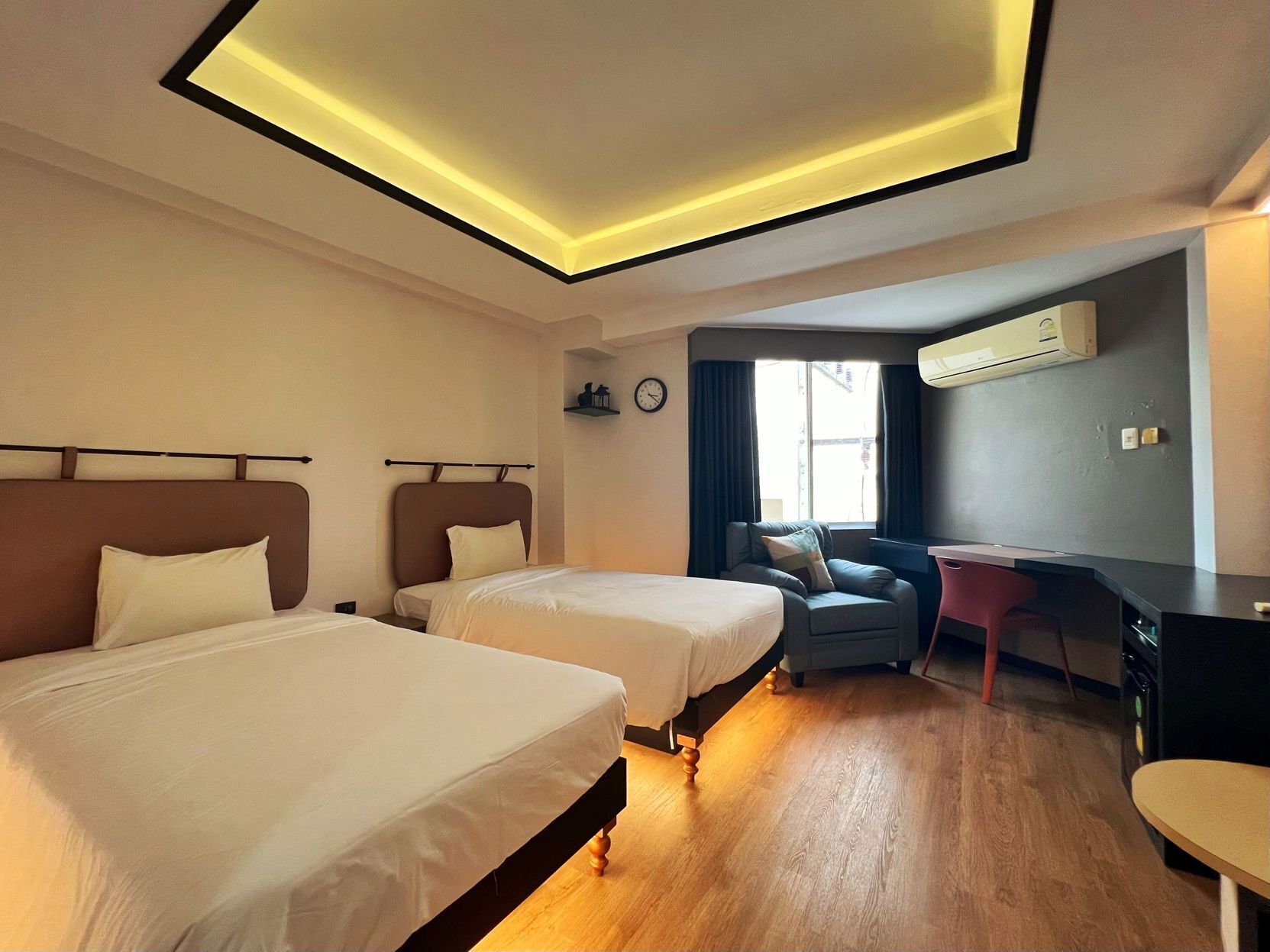 Minibar, in-room safe, desk, free WiFi