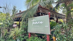 A sign for 'Taarn Homebake' with contact information. - Montri Resort Donmuang Bangkok (Bangkok)