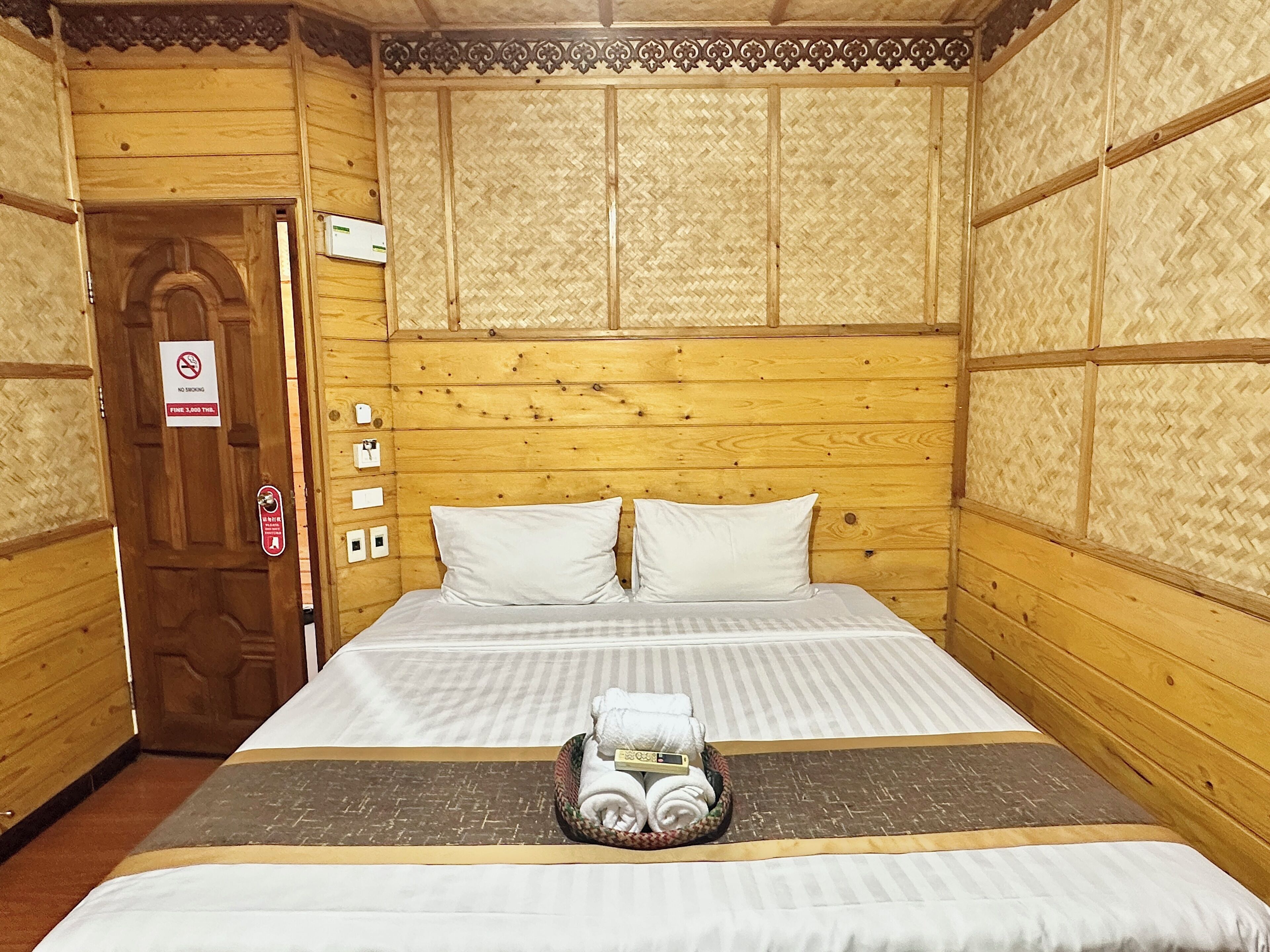 standard double room | desk, free wifi, bed sheets, wheelchair access