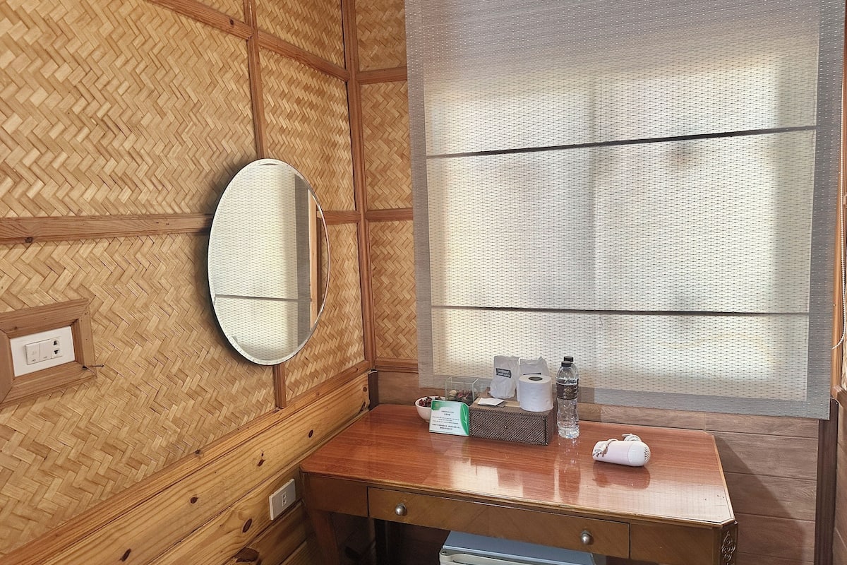 standard double room | desk, free wifi, bed sheets, wheelchair access