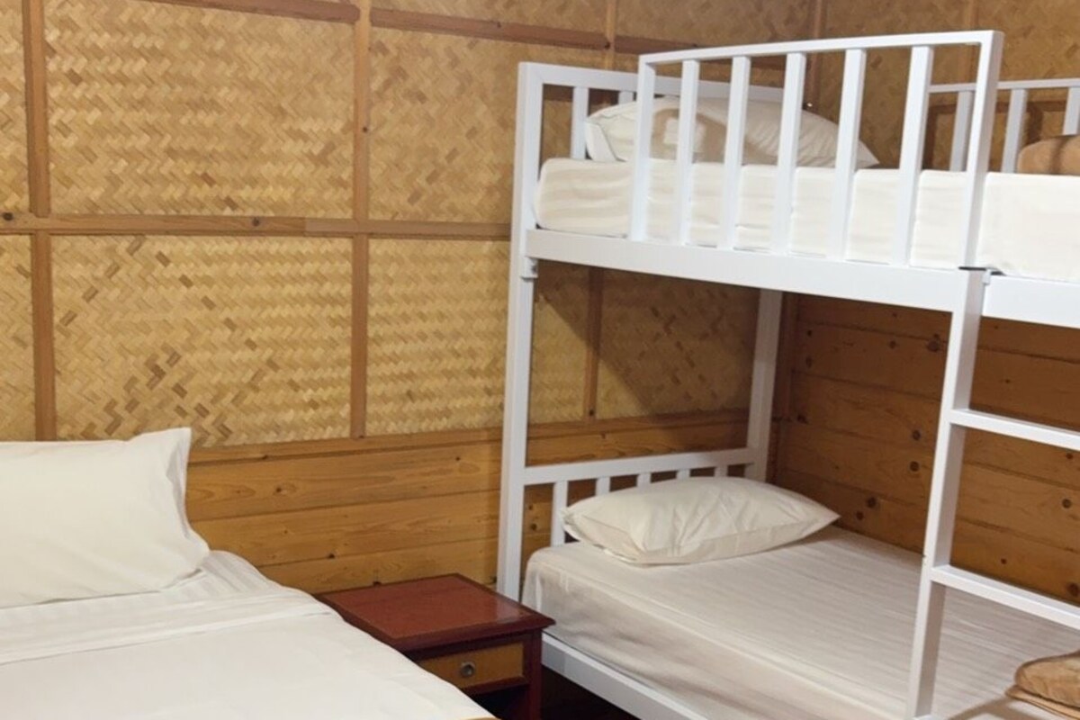 Chambre Familiale, vue ville | Bureau, Wi-Fi gratuit, draps fournis